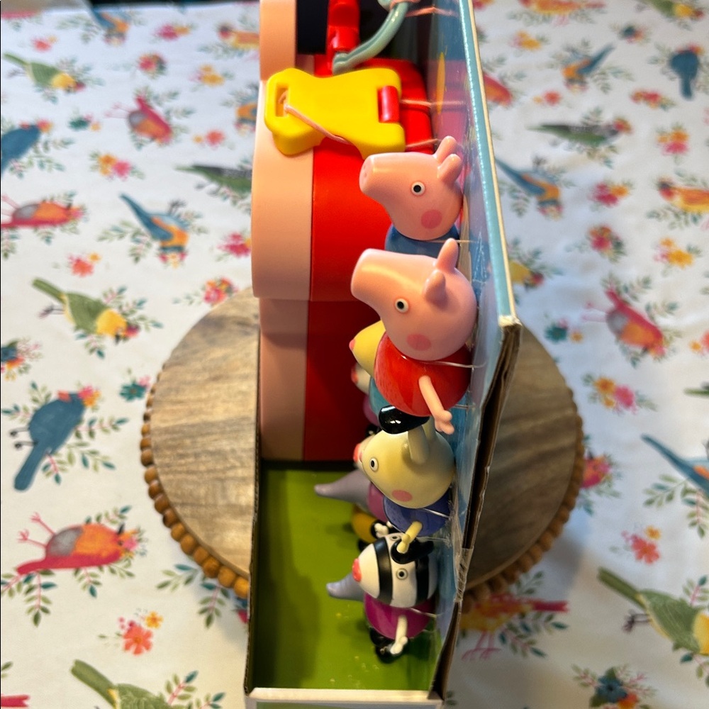 Peppa Pig Carry-Along Brothers and Sisters 9 Figures & Carrying Case New Ages 3+ - Picture 11 of 13